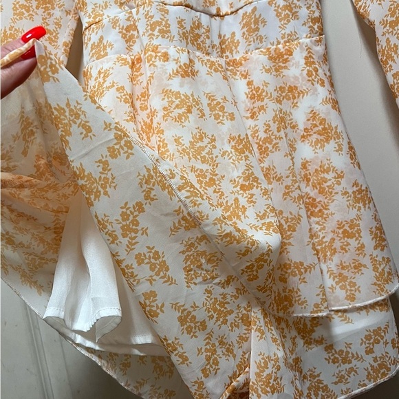 Like New Floral Romper. Size large. Worn once - Picture 5 of 7